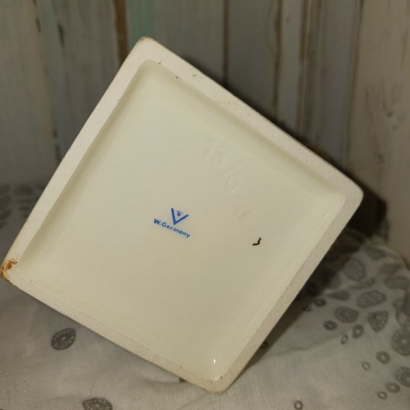 Vintage M.J. Hummel "Meditation" Figurine - Picture 5 of 6